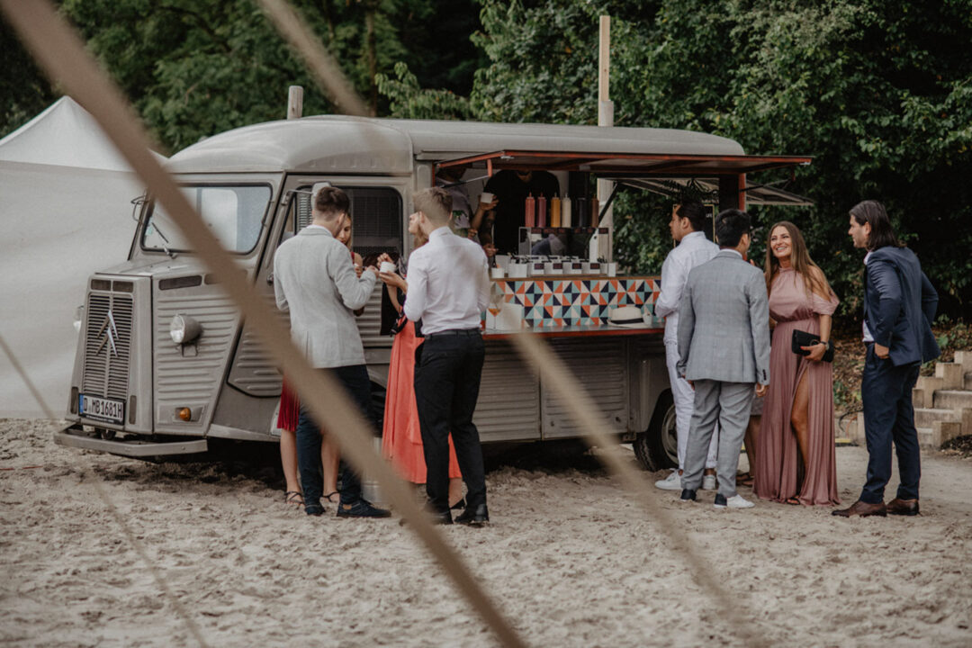 Gäste holen Frozen Yoghurt am Foodtruck bei Hochzeit am See in Köln