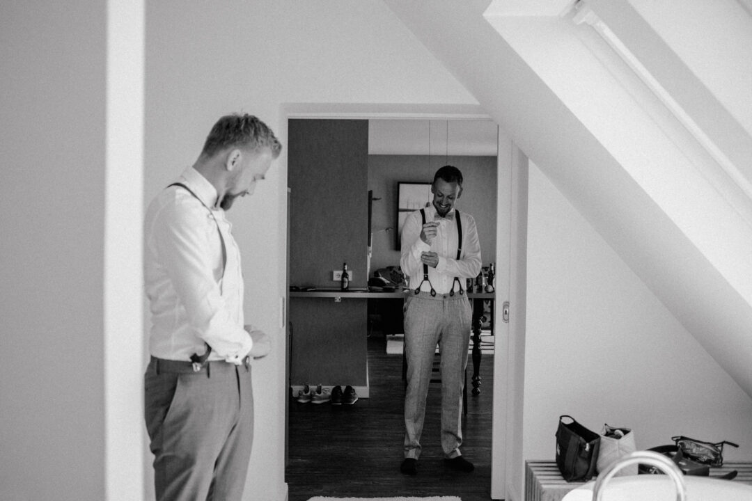 Braeutigam und Bruder beim Ankleiden