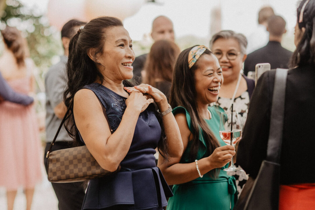 lachende Gäste beim Sektempfang im Seepavillon Köln