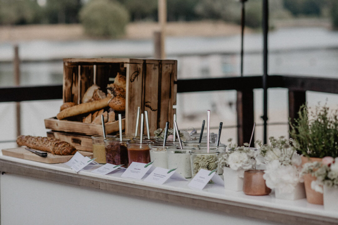 Brote und Dips beim Empfang am Seepavillon Köln