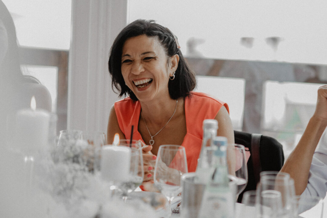 fröhliche Gäste beim Dinner bei freier Trauung in Köln