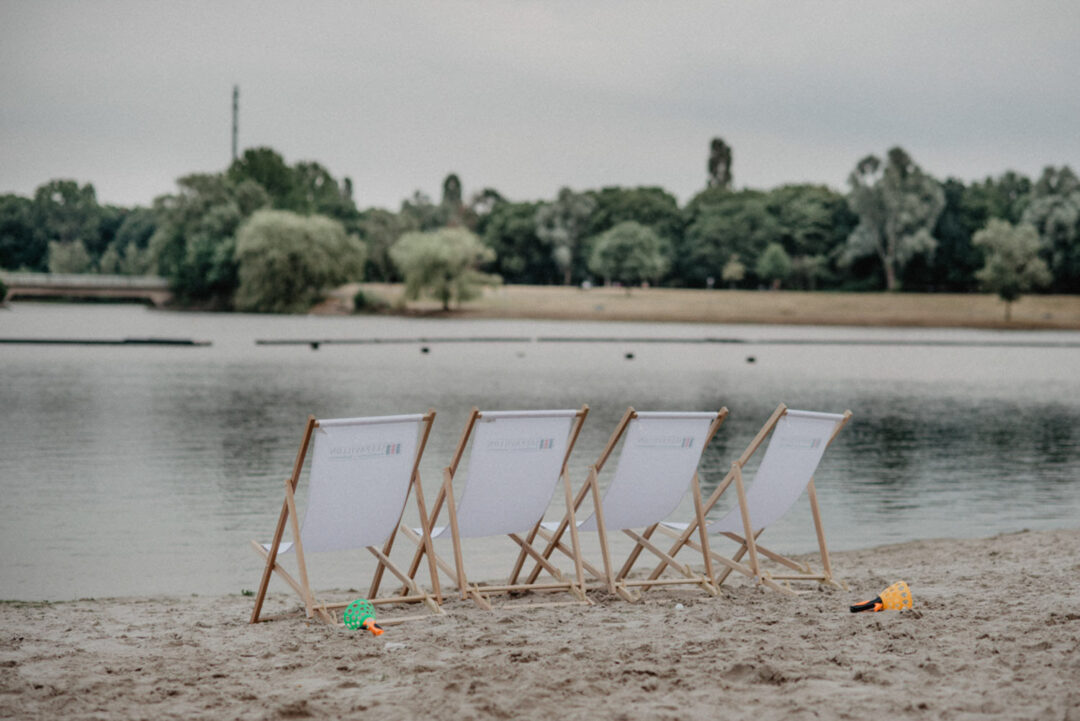 Leere Strandstühle vor Seepavillon Köln bei Hochzeit