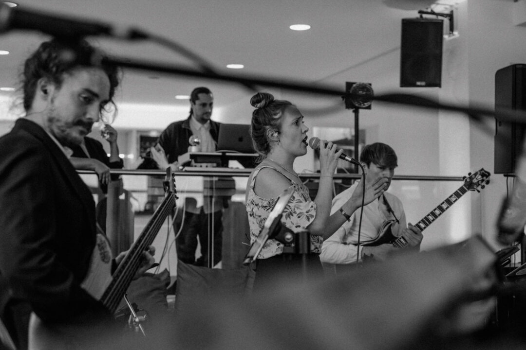 Sängerin der Band singt bei Hochzeit am Fühlinger See