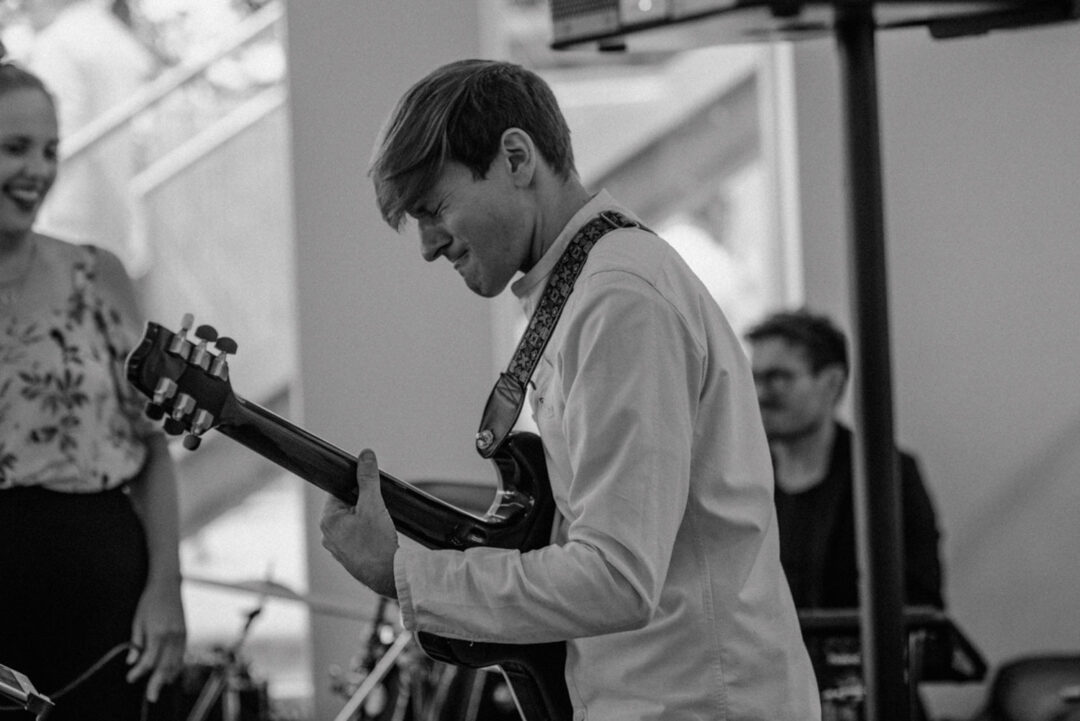 Gitarrist spielt bei Hochzeit am Wasser in Köln