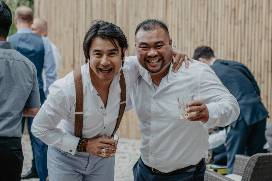 Freunde mit Getränken bei Hochzeit im Seepavillon Köln