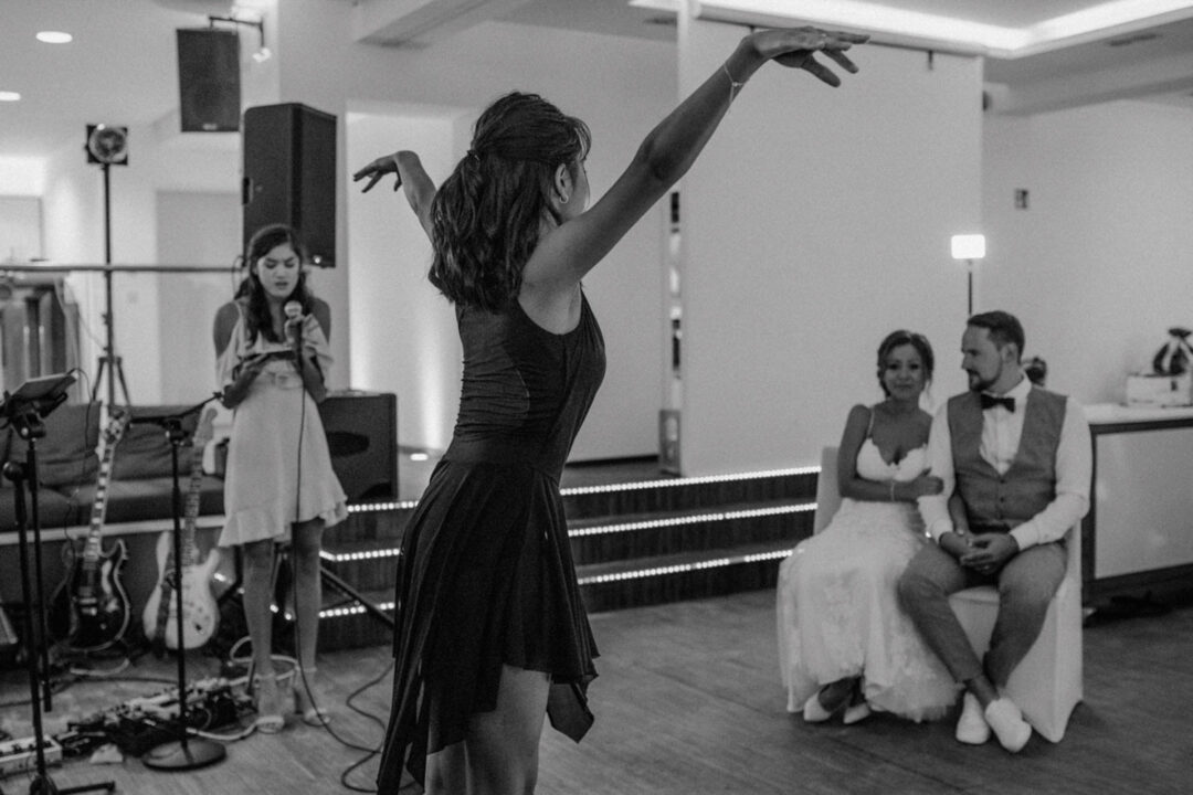 Tänzerin führt Choreografie bei Hochzeit am See auf