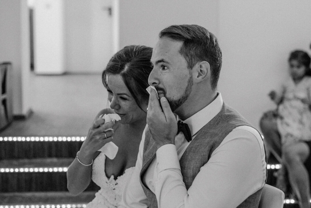 Brautpaar reagiert gerührt auf Tanz bei Hochzeit am See