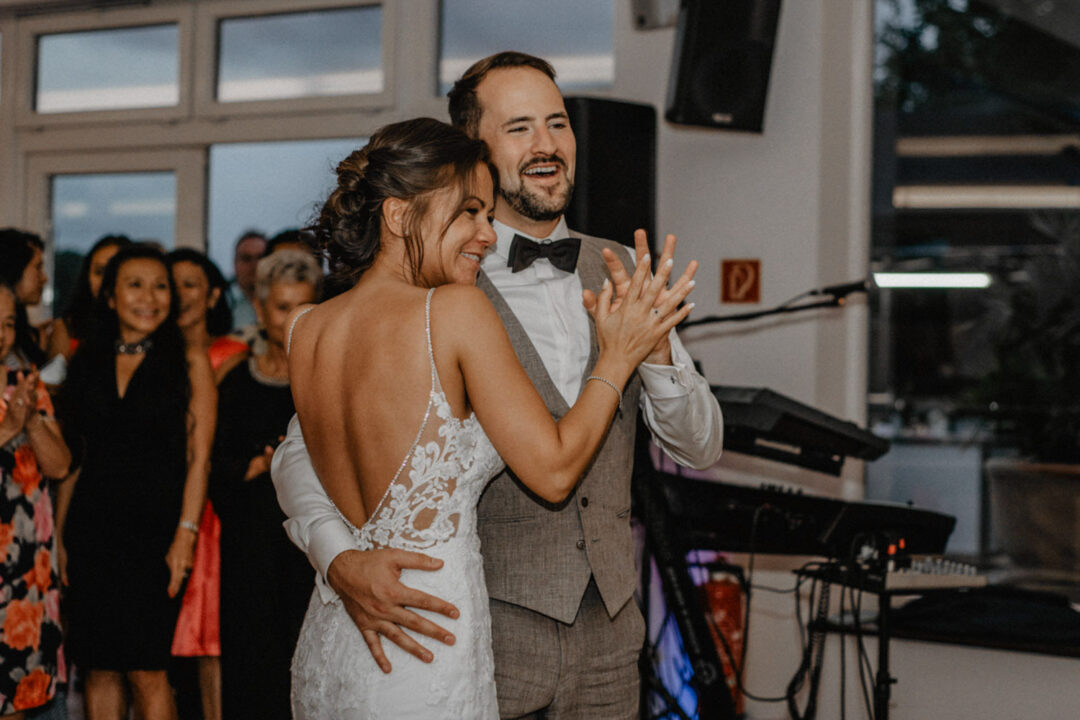 Brautpaar tanzt lächelnd auf Tanzfläche am Fühlinger See