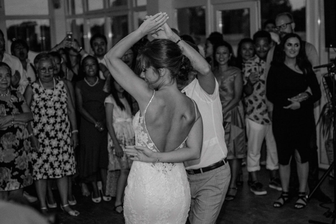 Braut dreht sich lachend beim Tanz am Fühlinger See