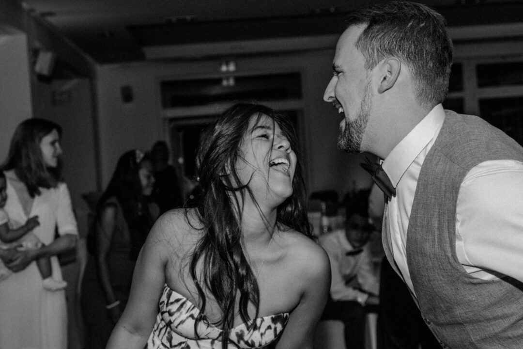 Gäste tanzen und lachen im Seepavillon Köln