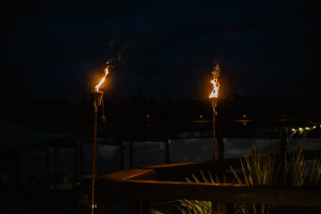 ackeln leuchten bei Nacht am Seepavillon Köln