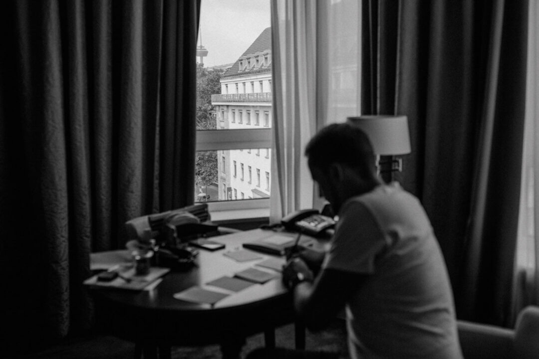 Bräutigam mit Blick aus dem Hotelzimmer in Köln