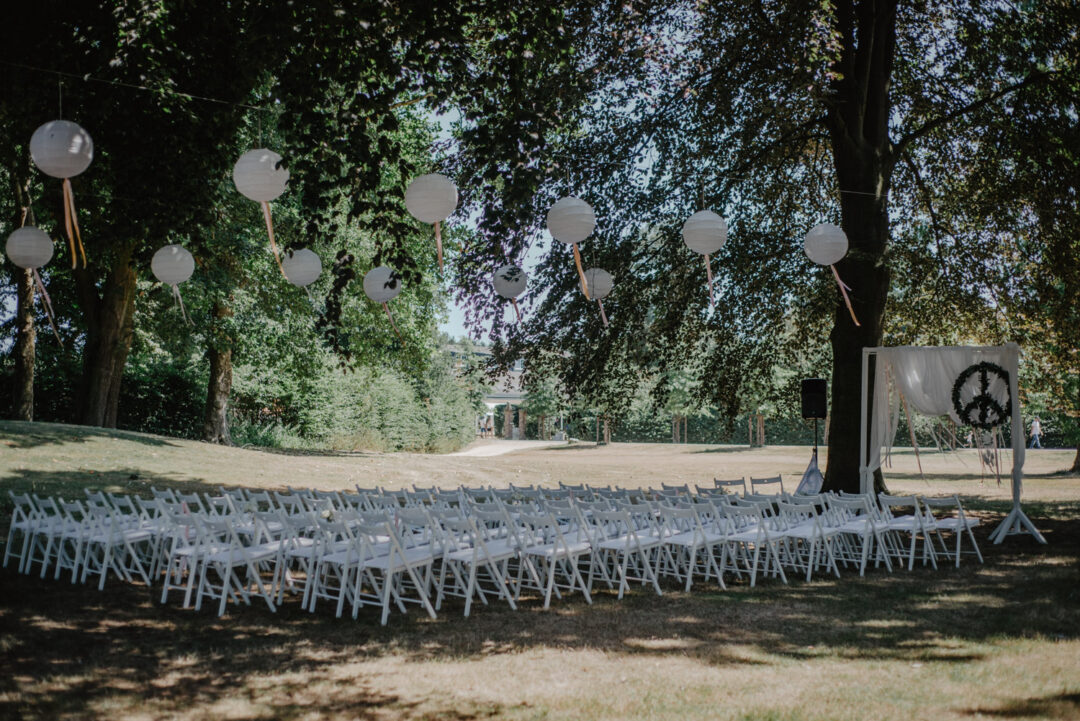 Stuhlreihen unter Bäumen für freie Trauung