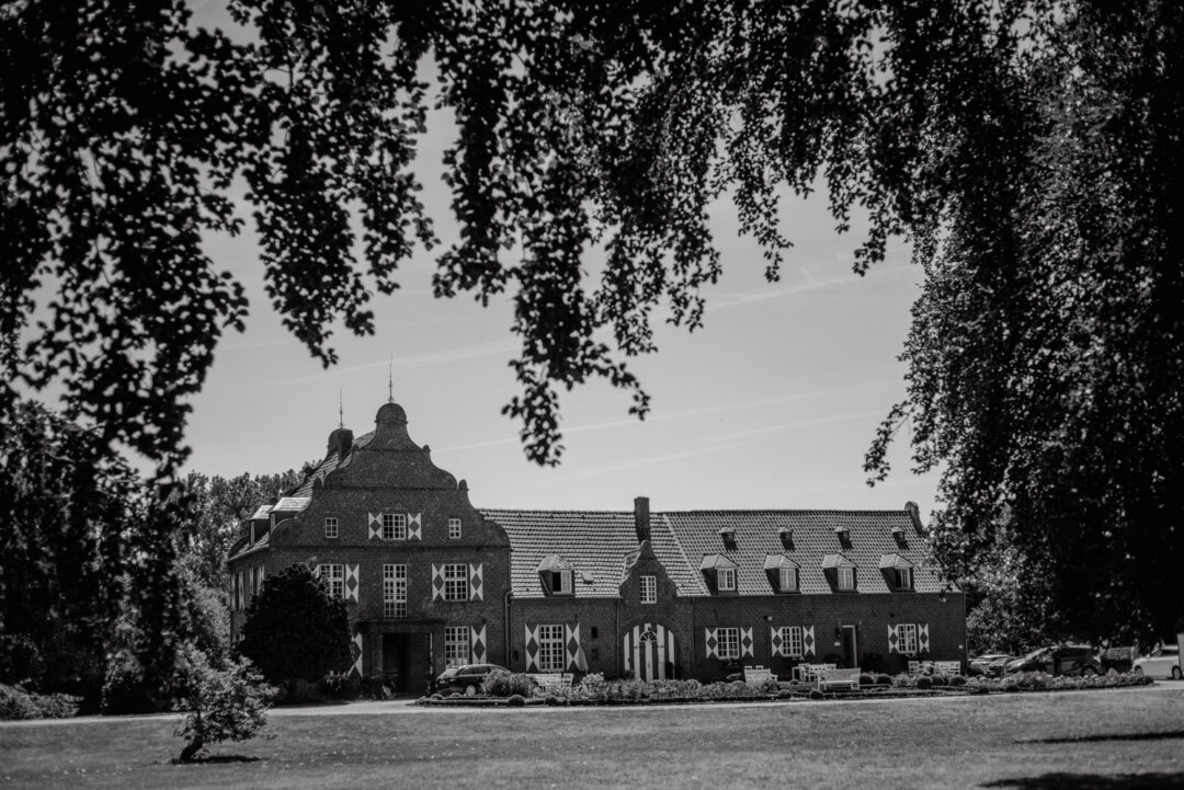 Schloss Hertefeld von außen im Sommer