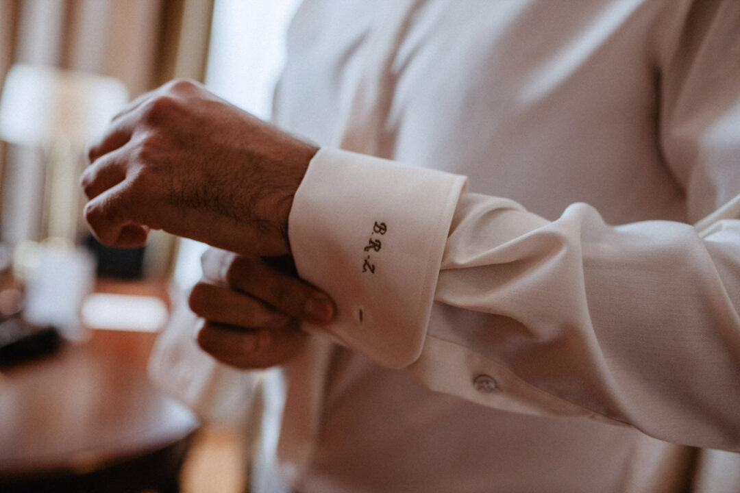 Bräutigam knöpft Manschetten im Excelsior Hotel