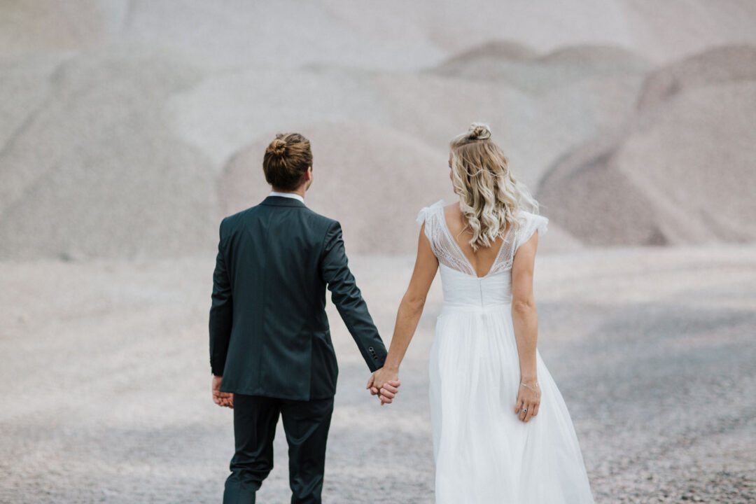 Braut und Bräutigam gehen Hand in Hand