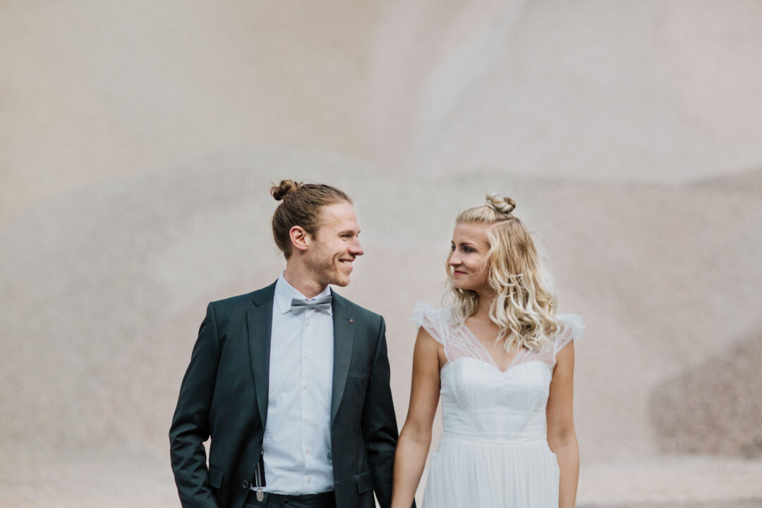 Brautpaar schaut sich lächelnd an