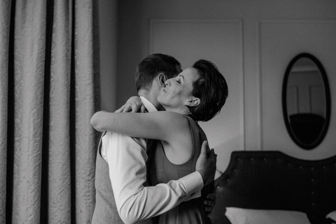 Innige Umarmung beim Getting Ready im Hotelzimmer
