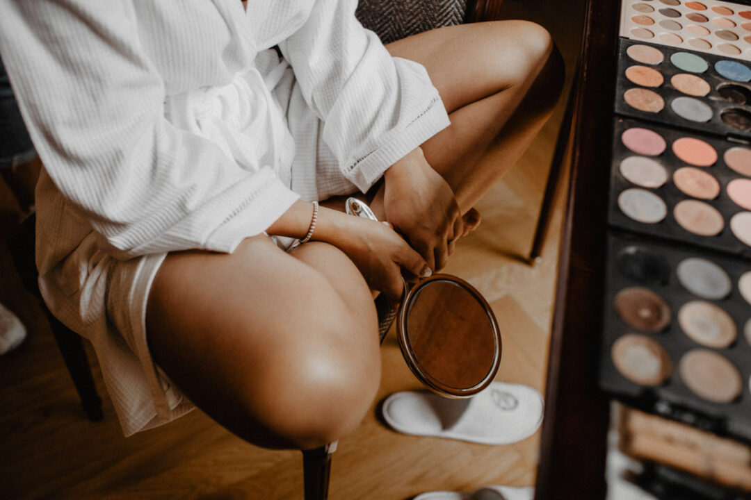 Detailaufnahme Braut im Bademantel mit Schminkspiegel