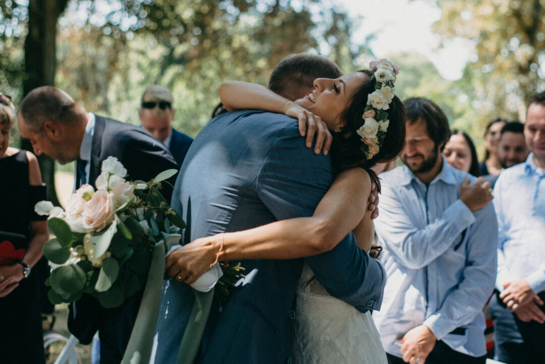 Brautpaar umarmt sich emotional während Trauung