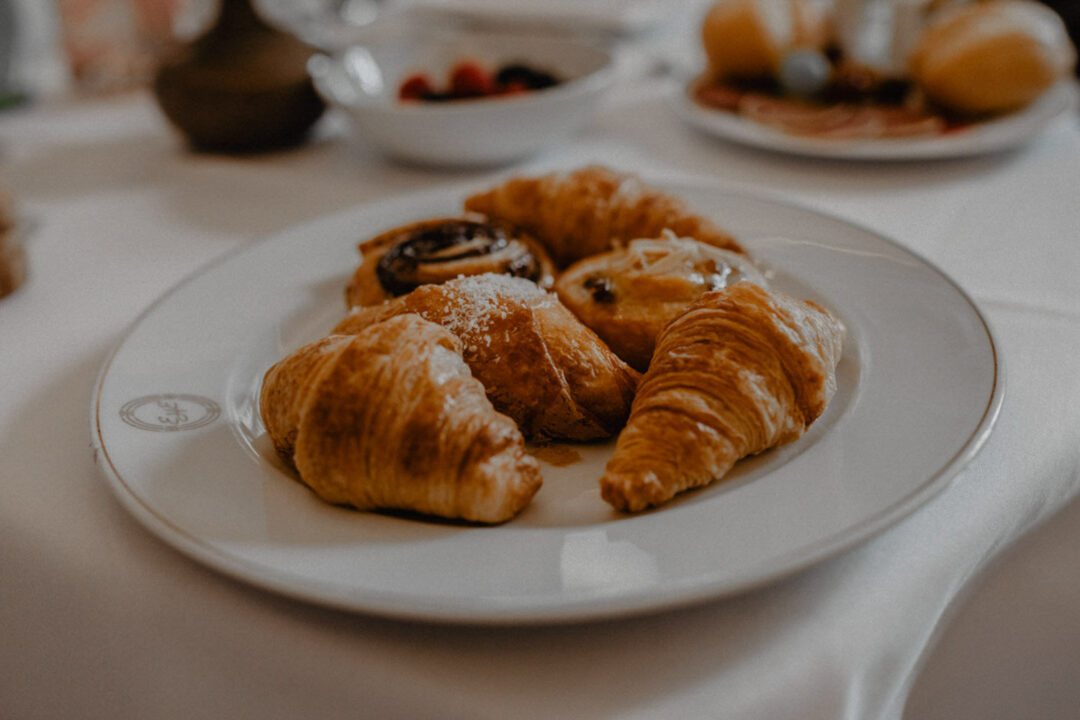 Frisches Gebäck auf Teller im Excelsior Hotel Ernst Köln