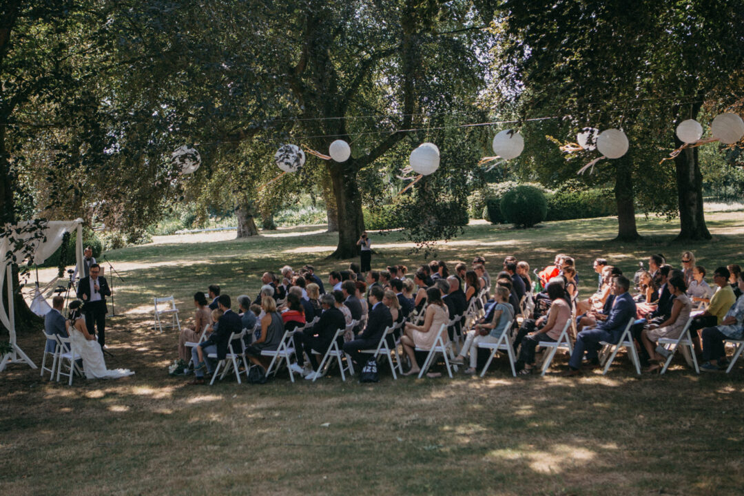 Freie Trauung mit Gästen unter alten Bäumen