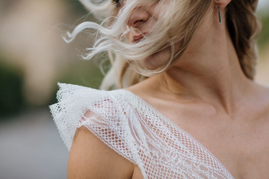 Wind weht durch das offene Haar der Braut
