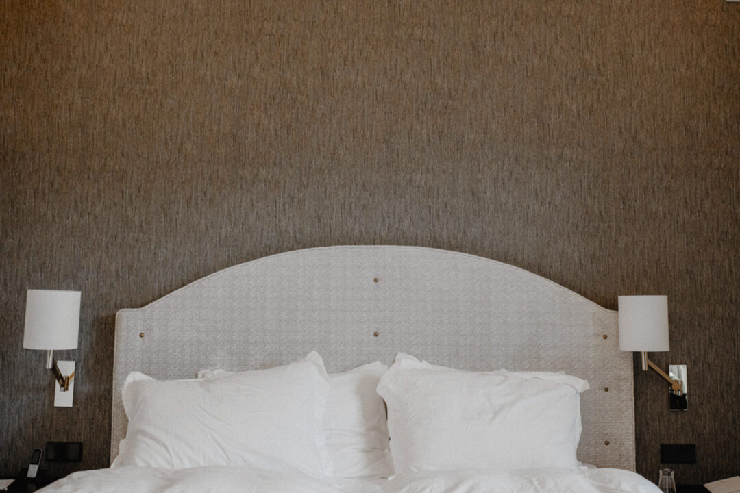 Aufgeräumtes Hotelbett mit zwei weißen Kissen