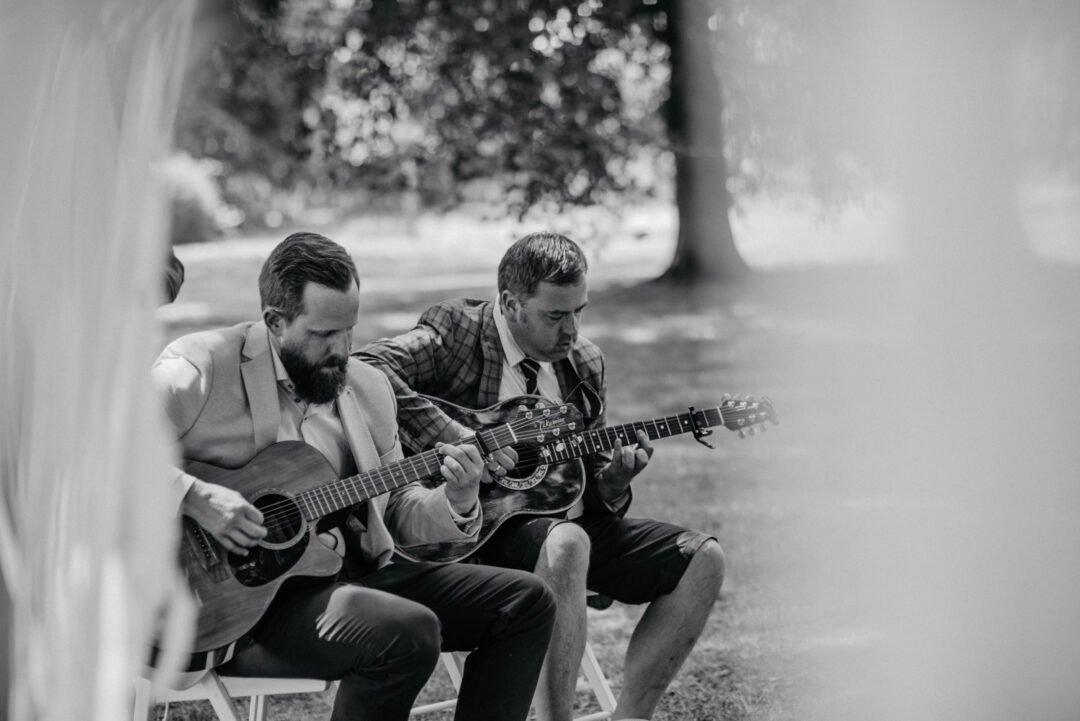 Zwei Musiker begleiten die Trauung mit Gitarren