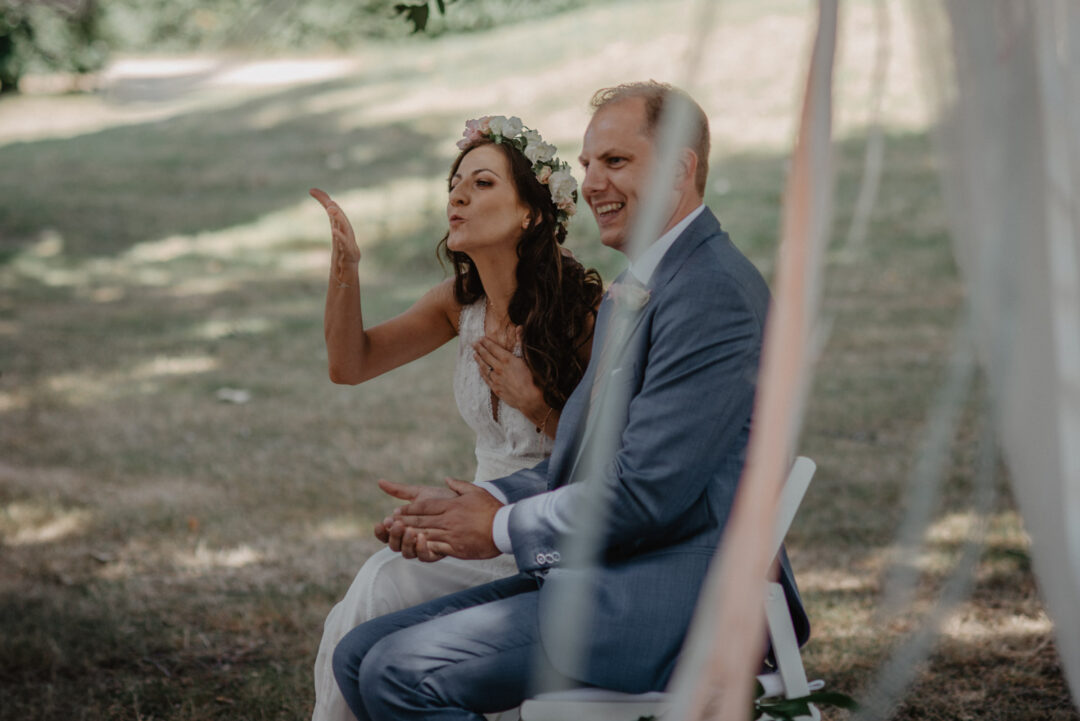 Braut sendet Luftkuss während der Zeremonie