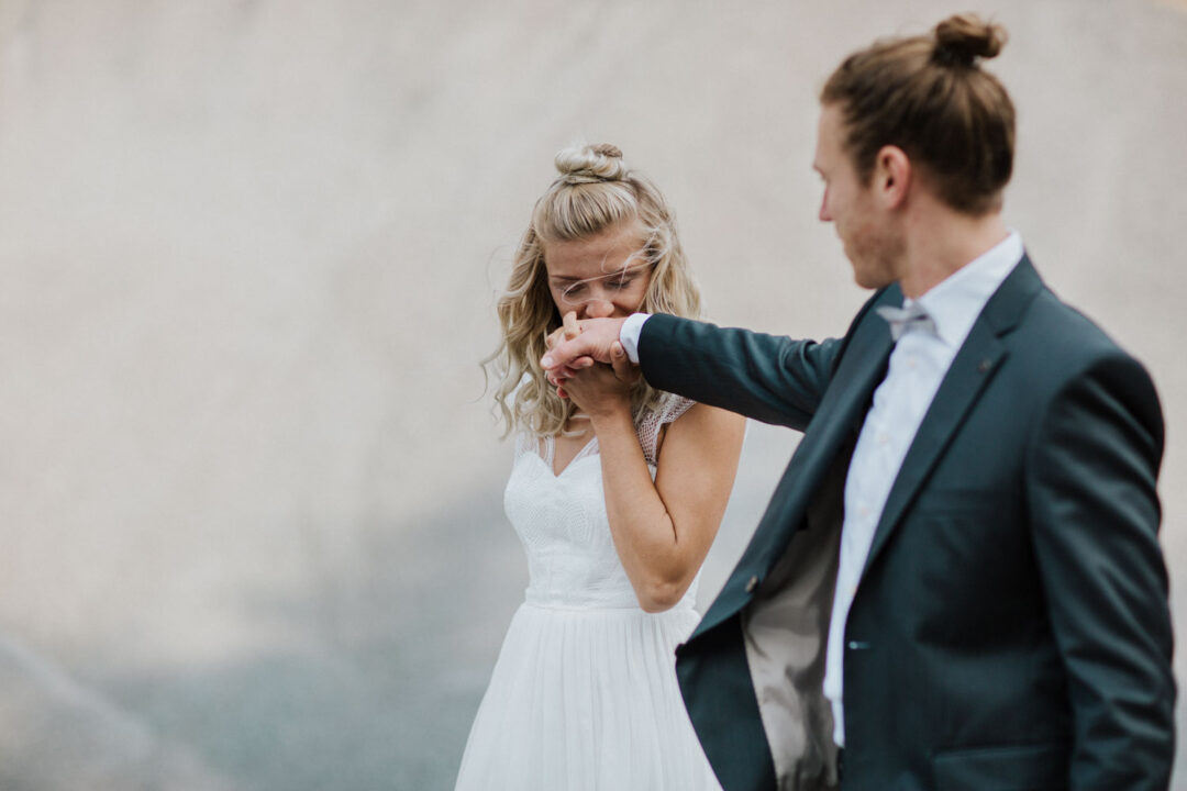 Braut dreht sich zur Seite, Bräutigam mit Blickkontakt