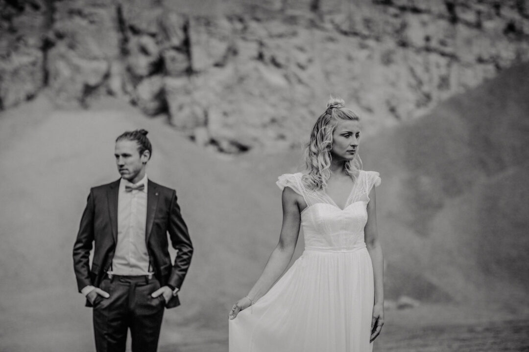 Brautpaar geht nebeneinander her, Blick leicht versetzt