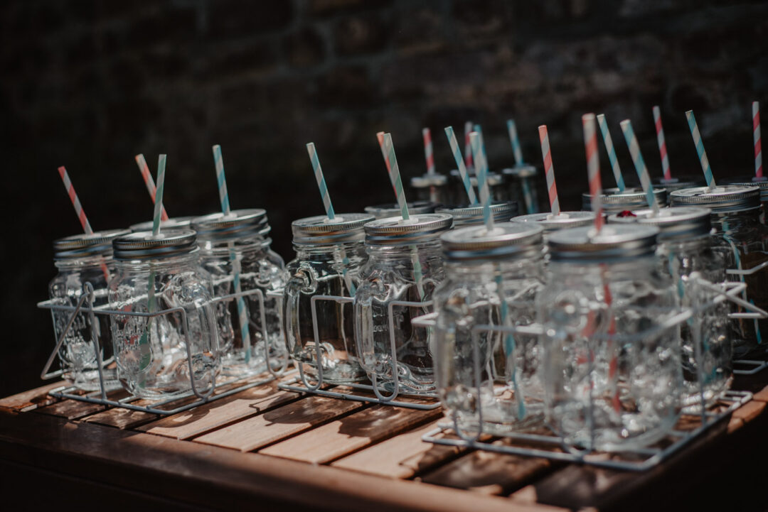 Vintage-Gläser mit Strohhalmen für Hochzeitsgäste