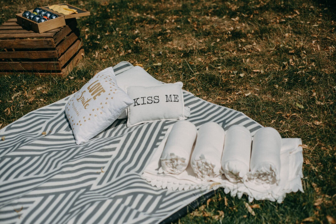 Gemütliche Picknickecke mit Kissen auf Hochzeit