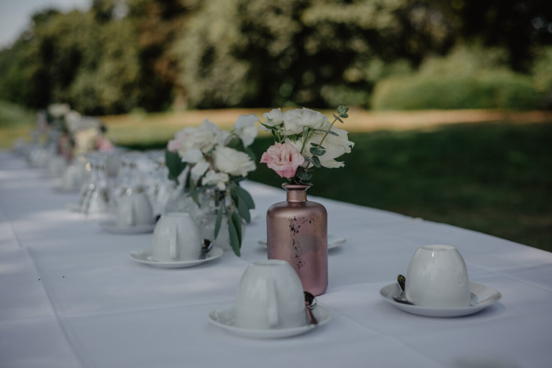Hochzeitstafel mit Rosen und Kaffeeservice