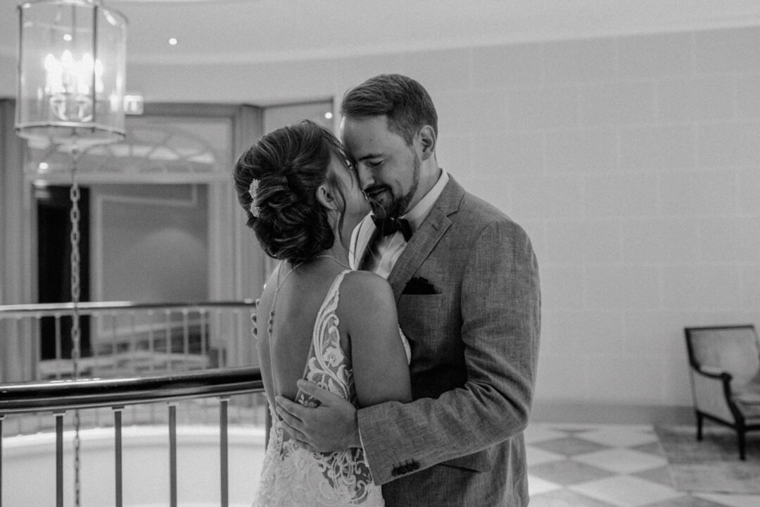 Braut und Bräutigam umarmen sich beim First Look