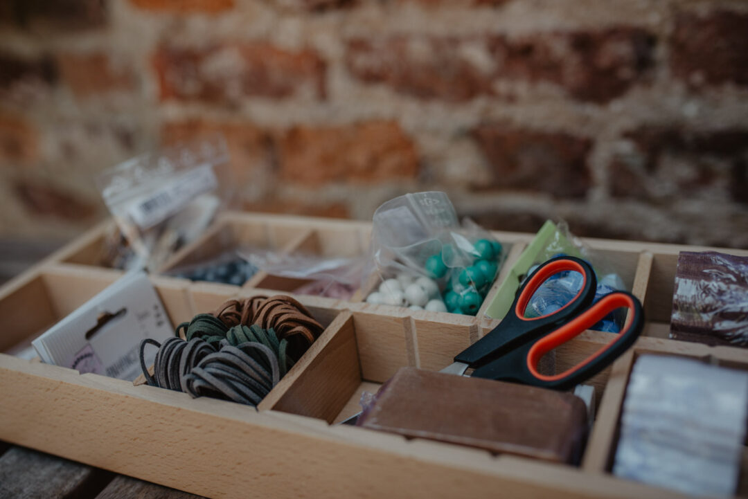 DIY-Bastelbox für Hochzeit mit Schere und Bändern