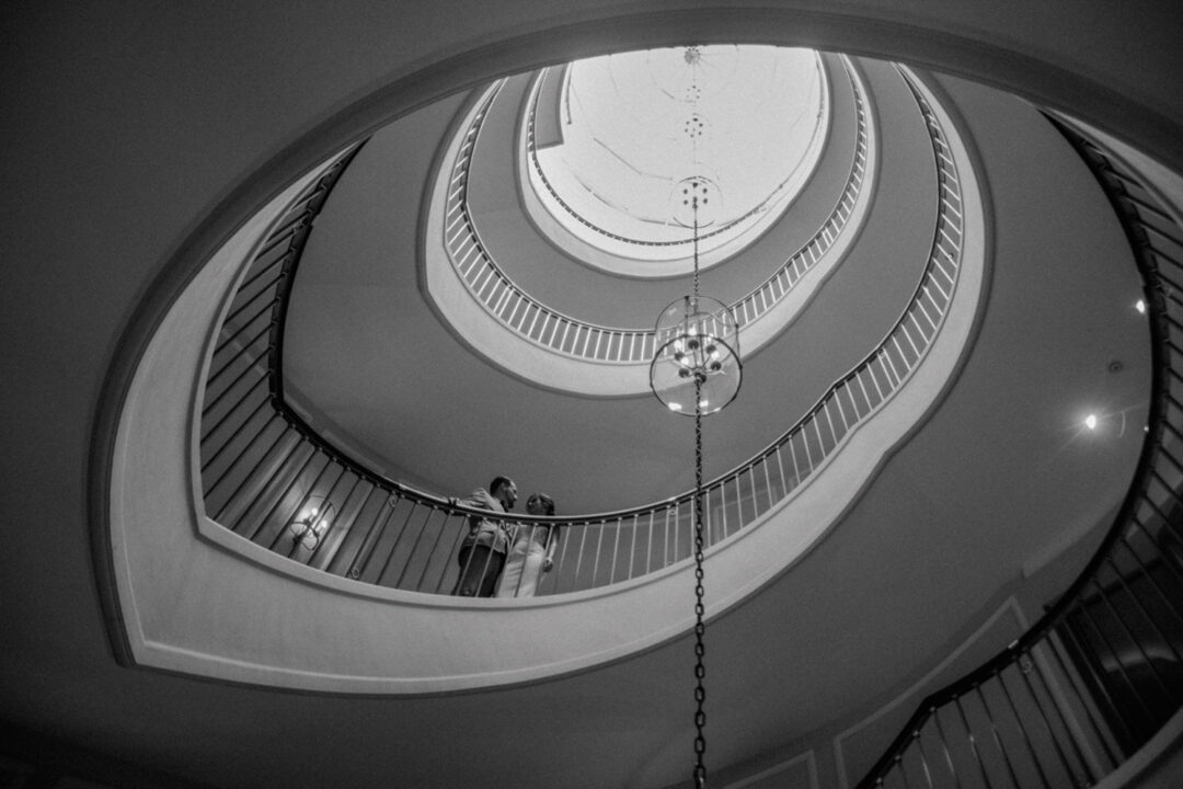Blick nach oben im Treppenhaus mit Brautpaar