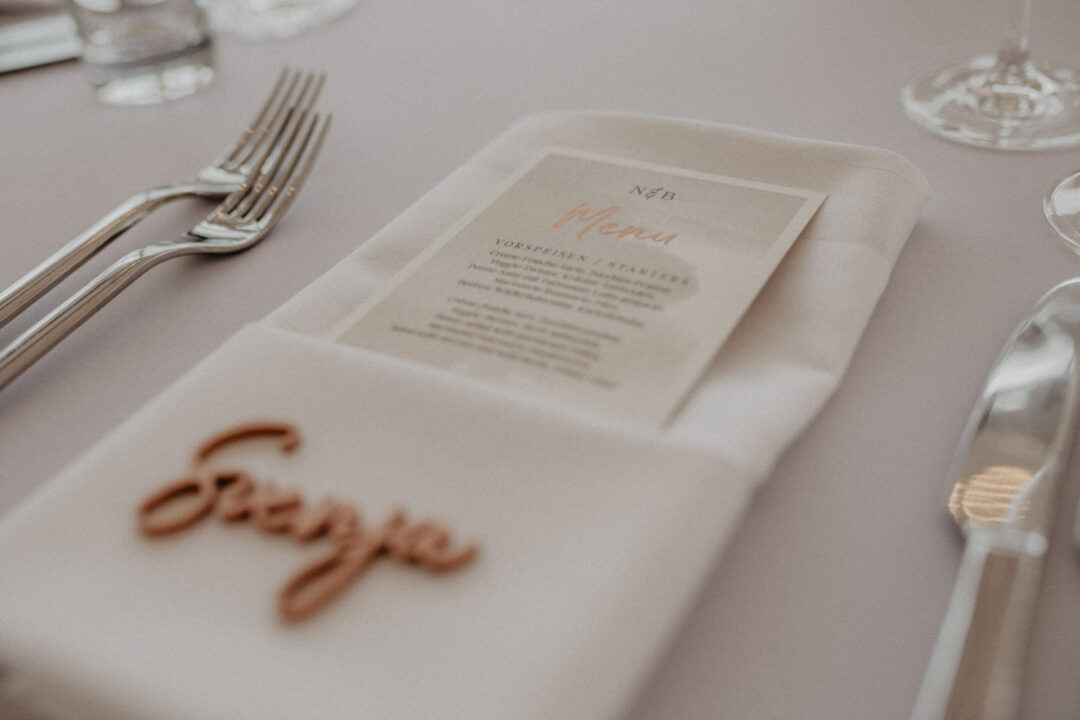 Menükarte auf Serviette bei Hochzeit im Seepavillon Köln