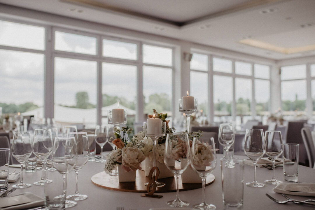 Hochzeitstisch mit Kerzen im Seepavillon am Fühlinger See