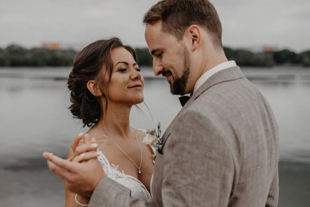 Brautpaar tanzt am Fühlinger See nach der freien Trauung