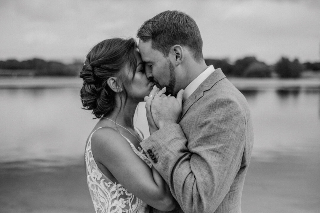 Braut küsst Bräutigam innig bei freier Trauung am Fühlinger See