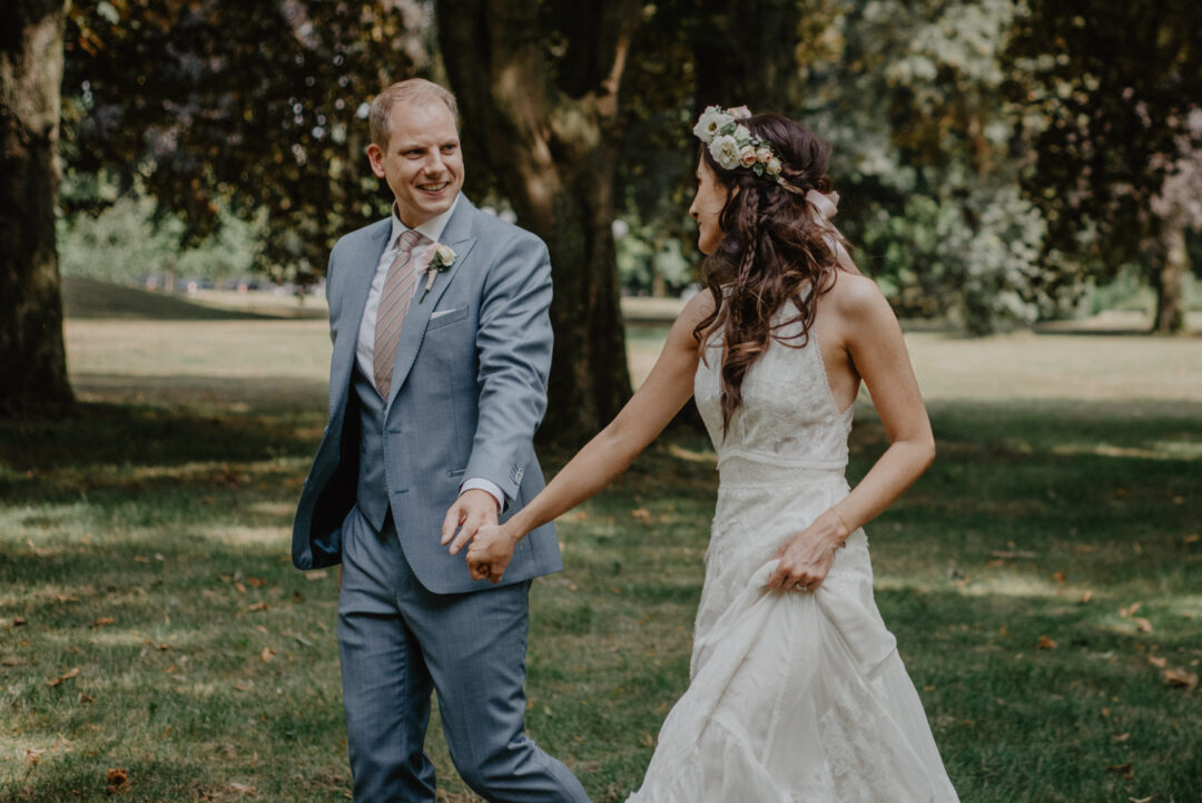 Hochzeitsshooting mit Brautpaar Hand in Hand