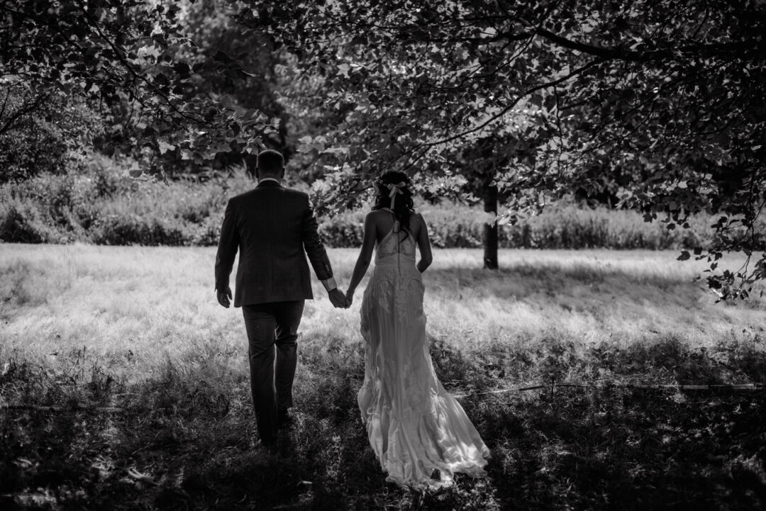Brautpaar beim Spaziergang im Park in Schwarz-Weiß