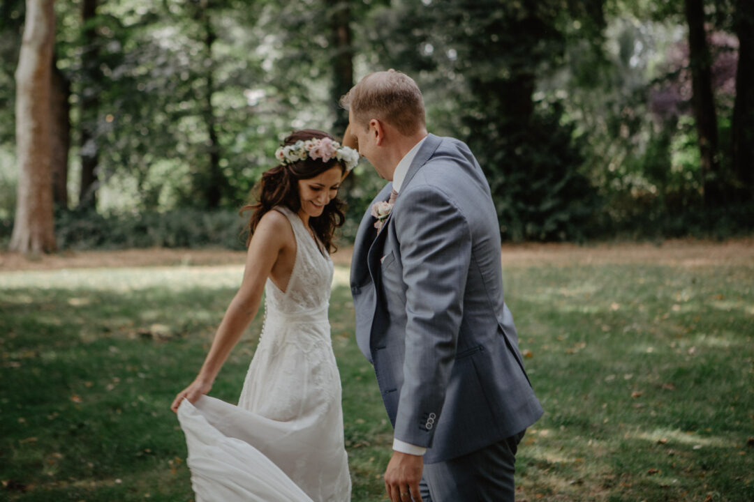 Hochzeitsshooting auf Wiese mit drehender Braut