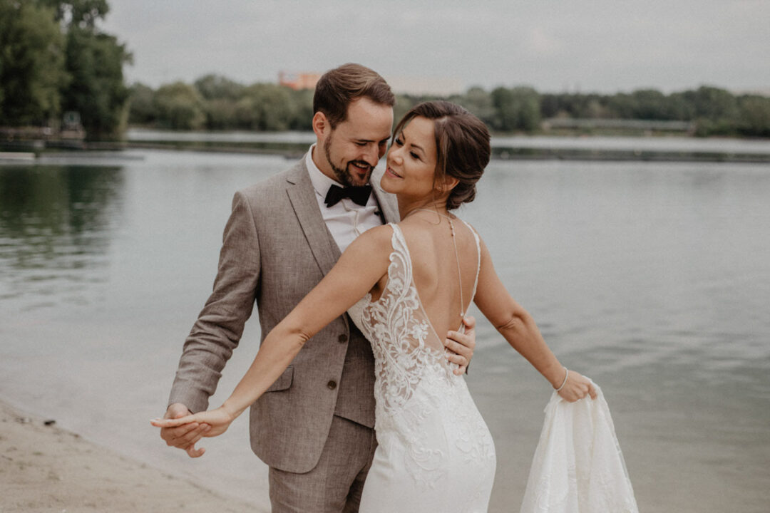 Brautpaar tanzt am Strand des Fühlinger Sees