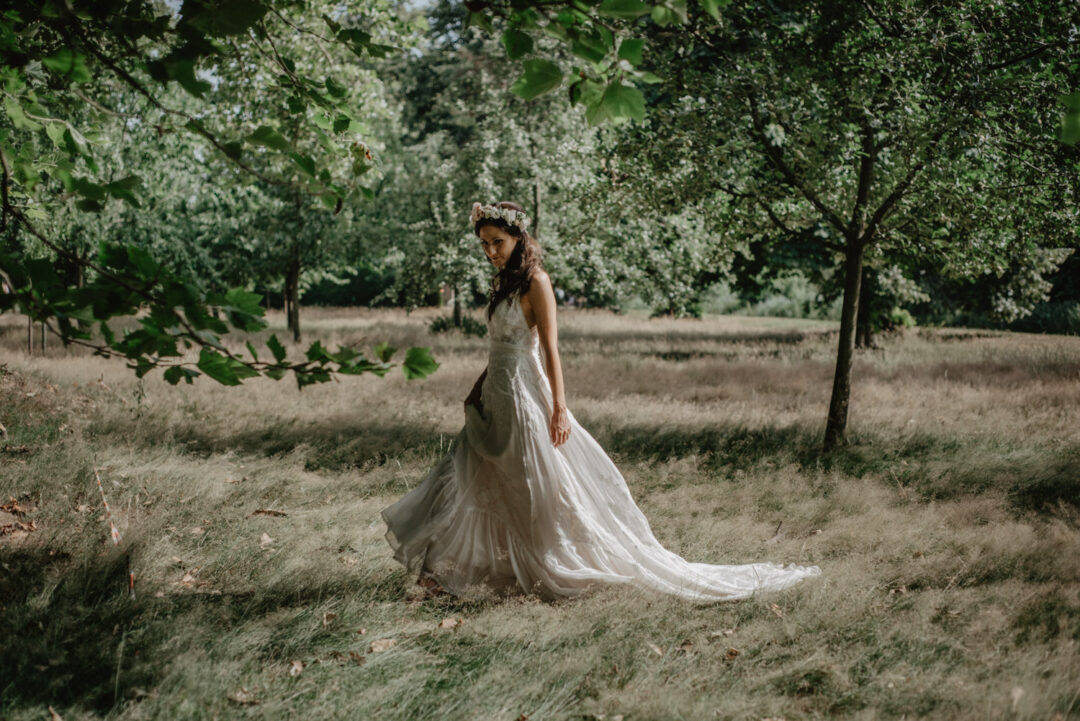 Braut allein im Gras beim Hochzeitsshooting