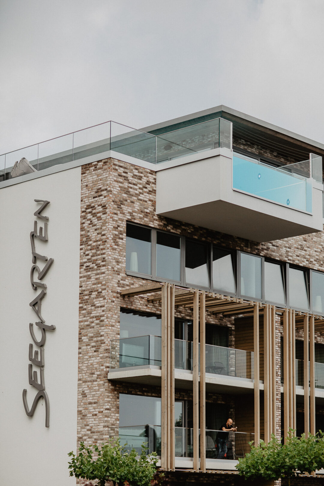 Moderne Hotelfassade mit Rooftop-Pool im Hotel Seegarten