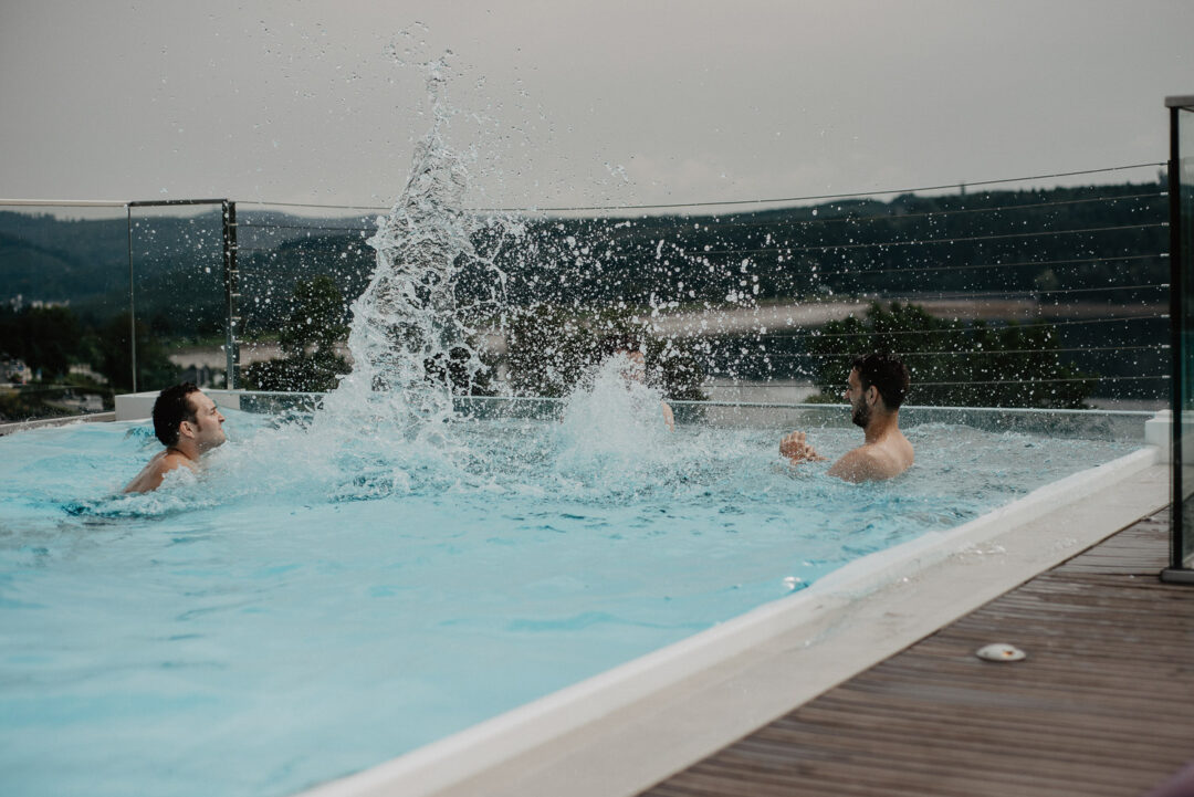 Sky Pool mit Blick auf den Sorpesee im Hotel Seegarten