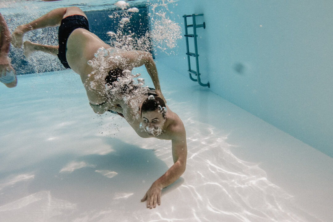 Männer tauchen im Pool des Hotel Seegarten
